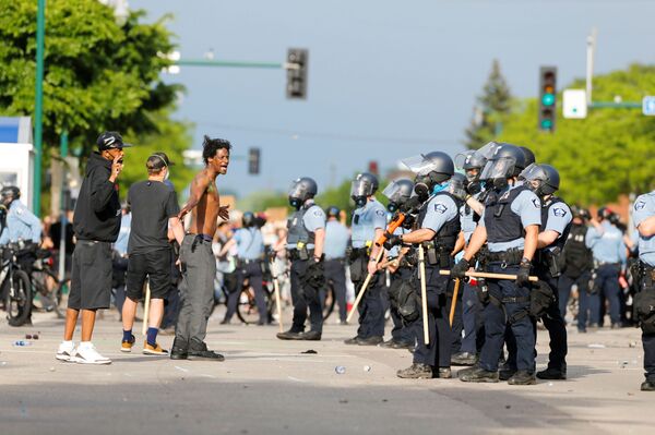 'Police are Comfortable With Violence' - Ex-US Border Patrol Agent on George Floyd's Case - Sputnik International