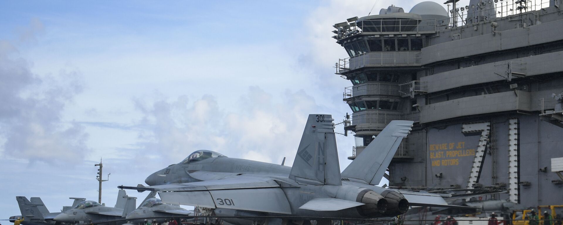 An F/A-18E Super Hornet, assigned to the “Blue Diamonds” of Strike Fighter Squadron (VFA) 146, lands on the flight deck of the aircraft carrier USS Theodore Roosevelt (CVN 71) May 25, 2020 - Sputnik International, 1920, 23.02.2024