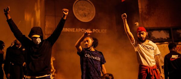Protesters react after setting fire to the entrance of a police station as demonstrations continue after a white police officer was caught on a bystander's video pressing his knee into the neck of African-American man George Floyd, who later died at a hospital, in Minneapolis, Minnesota, U.S., May 28, 2020. Protesters react after setting fire to the entrance of a police station as demonstrations continue after a white police officer was caught on a bystander's video pressing his knee into the neck of African-American man George Floyd, who later died at a hospital, in Minneapolis, Minnesota, U.S., May 28, 2020. - Sputnik International