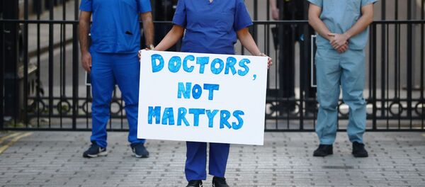 Medical staff protest at the gates of Downing Street after the last day of the Clap for our Carers campaign in support of the NHS, following the outbreak of the coronavirus disease (COVID-19), in London, Britain, May 28, 2020 - Sputnik International