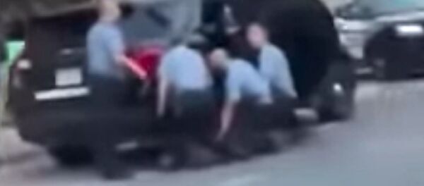 New cellphone footage captures a total of three officers kneeling on the body of George Floyd as he yelled out for cops to loosen their hold on him. - Sputnik International