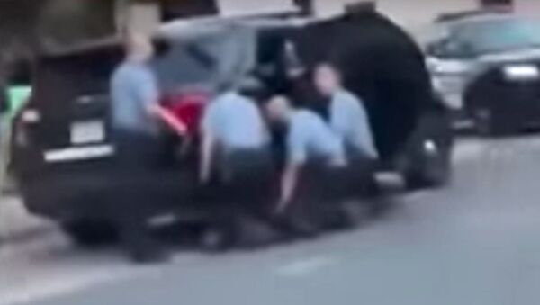 New cellphone footage captures a total of three officers kneeling on the body of George Floyd as he yelled out for cops to loosen their hold on him. - Sputnik International