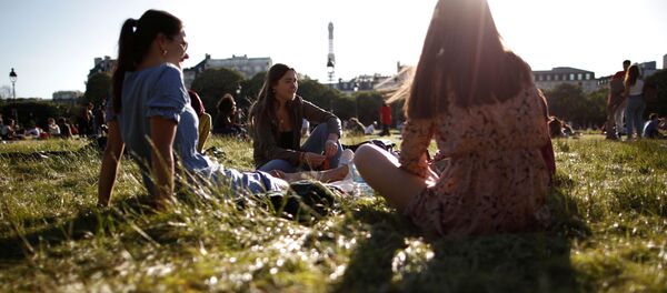 Parisians enjoy the hot weather next to the Invalides Museum in Paris, as France gradually lifts the coronavirus disease (COVID-19) lockdown, France, May 29, 2020 - Sputnik International