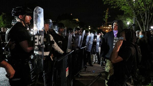 A protestor bleeds from the mouth after accidentally hitting himself in the mouth with a barricade while confronting U.S. Secret Service uniformed division officers maintaining a perimeter around the White House after midnight as a crowd of protestors continue to demonstrate against the death in Minneapolis police custody of African-American man George Floyd, in Lafayette Park in Washington, U.S. May 30, 2020. - Sputnik International