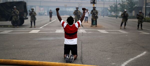 A man reacts as he confronts National Guard members guarding the area in the aftermath of a protest after a white police officer was caught on a bystander's video pressing his knee into the neck of African-American man George Floyd - Sputnik International