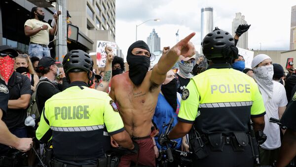 Police and protesters standoff in front of the CNN Center during a protest against the death in Minneapolis police custody of African-American man George Floyd, in Atlanta, Georgia, U.S. May 29, 2020.  - Sputnik International