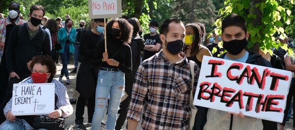 People attend a protest against the fatal injury inflicted by Minneapolis police on African-American man George Floyd, in Berlin, Germany, May 30, 2020 - Sputnik International