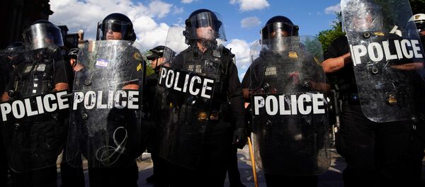 Riot police hold shields as demonstrators rally near the White House against the death in Minneapolis police custody of George Floyd in Washington, D.C. U.S. May 30, 2020. Riot police hold shields as demonstrators rally near the White House against the death in Minneapolis police custody of George Floyd in Washington, D.C. U.S. May 30, 2020. - Sputnik International