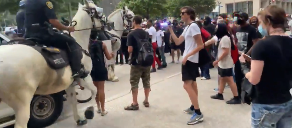 Mounted Police Clashes With People at Houston, Texas - Sputnik International