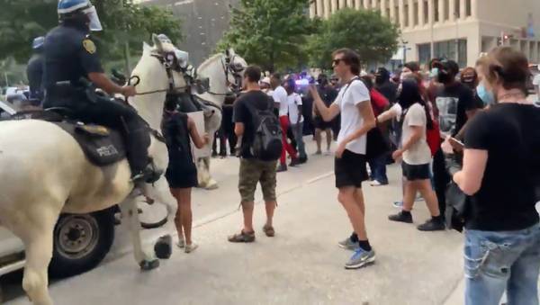 Mounted Police Clashes With People at Houston, Texas - Sputnik International