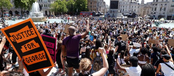 People react during a protest against the death in Minneapolis police custody of African-American man George Floyd, in Trafalgar Square, London, Britain, May 31, 2020.  - Sputnik International