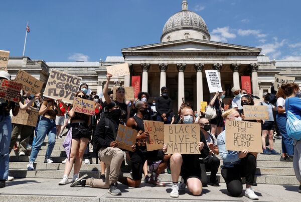 Hundreds Take to Trafalgar Square Kneeling, Chanting 'I Can’t Breathe' for George Floyd - Video Hundreds Take to Trafalgar Square Kneeling, Chanting 'I Can’t Breathe' for George Floyd - Video - Sputnik International