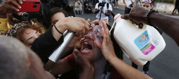 A pepper-sprayed woman in Minneapolis, Minnesota - Sputnik International