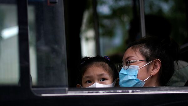 People wearing face masks are seen on a bus following an outbreak of the novel coronavirus disease (COVID-19), in Shanghai, China May 31, 2020. - Sputnik International
