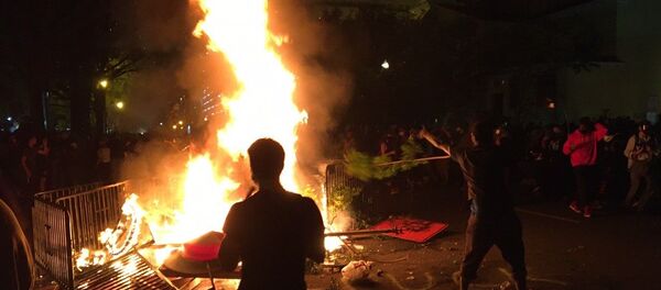 Protesters kindle fire near White House - Sputnik International