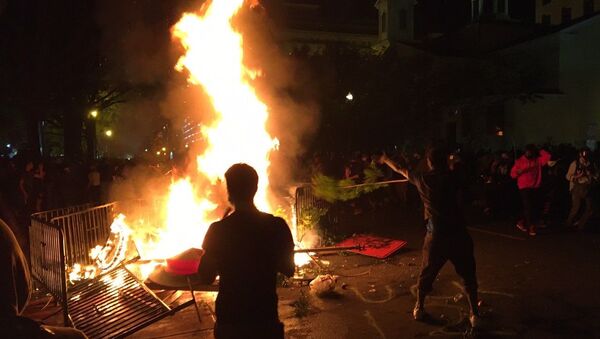 Protesters kindle fire near White House - Sputnik International