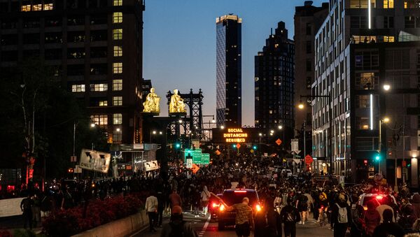 Protesters rally against the death in Minneapolis police custody of George Floyd, near Manhattan bridge in the Brooklyn borough of New York City, U.S., May 31, 2020. Picture taken May 31, 2020 - Sputnik International