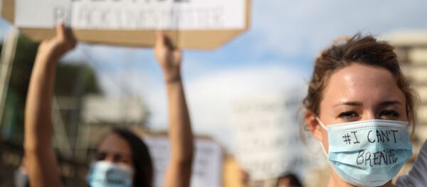 People wear protective face masks during a protest against the death in Minneapolis police custody of George Floyd, in front of a U.S. consulate, in Barcelona, Spain June 1, 2020 - Sputnik International