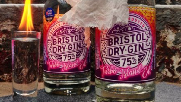 Screenshot of Bristol Dry Gin deleted 'Looting-Themed' PR-campaign photo on Twitter - Sputnik International