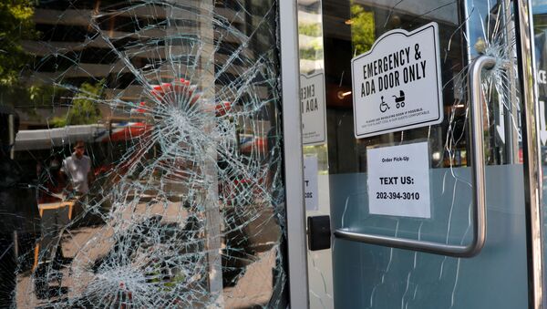 Damaged windows are seen at a restaurant near the White House which was vandalized during overnight protests and rioting amidst nationwide unrest following the death in Minneapolis police custody of George Floyd, in Washington, U.S., May 31, 2020 - Sputnik International