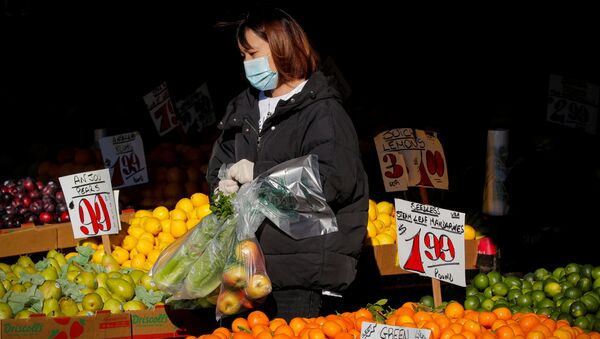 A woman wears a mask and gloves as he shops at a fruit stand, during the outbreak of the coronavirus disease (COVID-19), in the Brooklyn borough of New York City, U.S., May 11, 2020. - Sputnik International