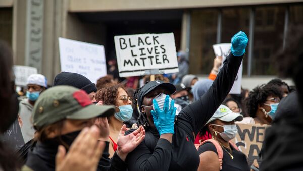 Protesters march to highlight the deaths in the U.S. of Ahmaud Arbery, Breonna Taylor and George Floyd, and of Toronto's Regis Korchinski-Paquet, who died after falling from an apartment building while police officers were present, in Toronto, Ontario, Canada May 30, 2020. - Sputnik International