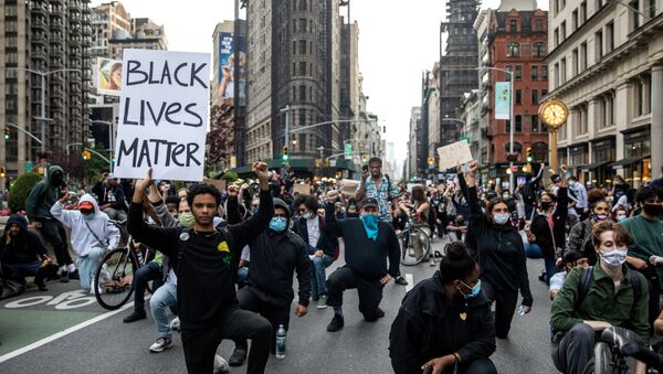 Protesters have a moment of silence during a rally against the death in Minneapolis police custody of George Floyd, in the Manhattan borough of New York City, U.S., June 1, 2020 - Sputnik International