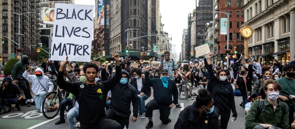 Protesters have a moment of silence during a rally against the death in Minneapolis police custody of George Floyd, in the Manhattan borough of New York City, U.S., June 1, 2020 - Sputnik International