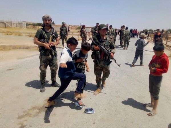 Syrian Kids Hurl Stones at US Military Convoy Trying to Enter Damascus-Held Area - Videos, Photos Syrian Kids Hurl Stones at US Military Convoy Trying to Enter Damascus-Held Area - Videos, Photos - Sputnik International