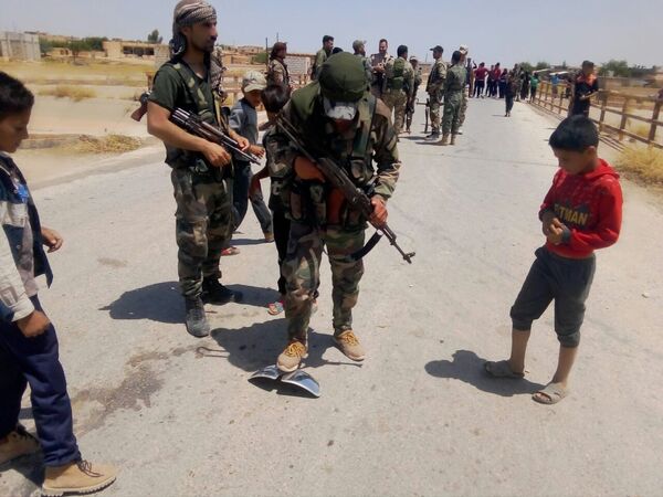 Syrian Kids Hurl Stones at US Military Convoy Trying to Enter Damascus-Held Area - Videos, Photos Syrian Kids Hurl Stones at US Military Convoy Trying to Enter Damascus-Held Area - Videos, Photos - Sputnik International