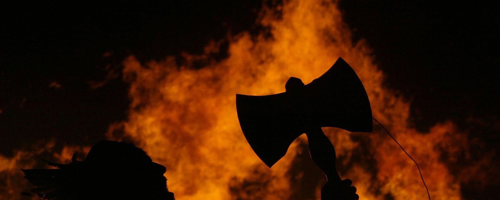 A man dressed as an ancient Viking warrior holds his axe aloft as a Viking Long boat is set alight to mark the traditional start of the New Year celebrations on Carlton Hill, Edinburgh, Scotland, Wednesday Dec. 29, 2004 - Sputnik International, 1920, 08.10.2023