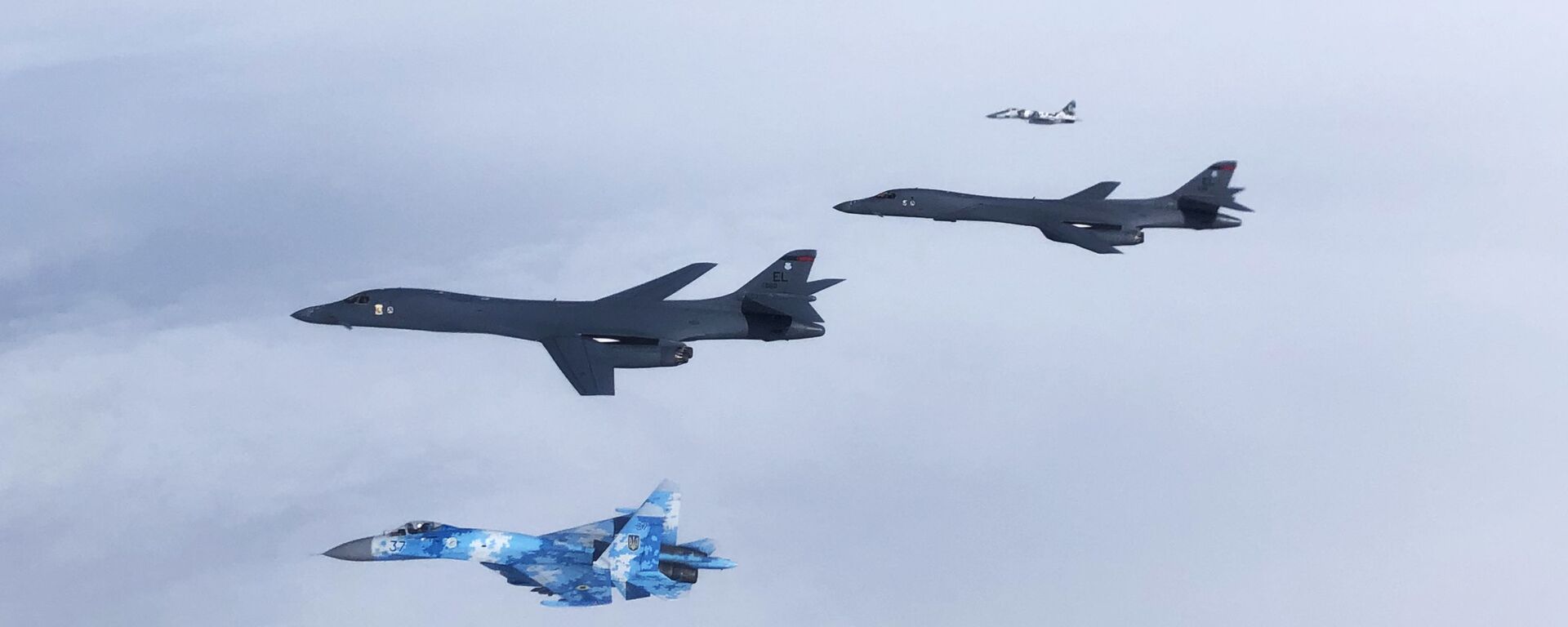 A Ukrainian Su-27 Flanker and MiG-29 Fulcrum escort two B1B Lancers during a training mission for Bomber Task Force Europe, May 29, 2020. - Sputnik International, 1920, 18.03.2022