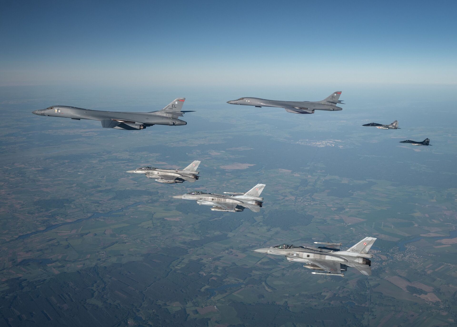 Polish F-16s and MiG-29s escort a B1B Lancer during a training mission for Bomber Task Force Europe, May 29, 2020. - Sputnik International, 1920, 28.01.2022