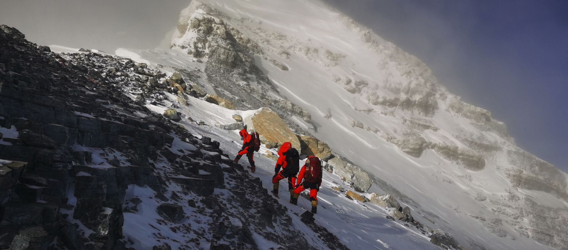 In this photo released by Xinhua News Agency, members of a Chinese surveying team head for the summit of Mount Everest, also known locally as Mt. Qomolangma, Wednesday, May 27, 2020. The Chinese government-backed team plans to summit Mount Everest this week at a time when the world's tallest peak has been closed to commercial climbers.  - Sputnik International, 1920, 22.01.2021