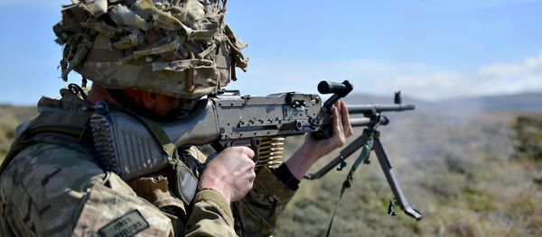 British soldier First Fusiliers holding a GPMG British soldier First Fusiliers holding a GPMG - Sputnik International