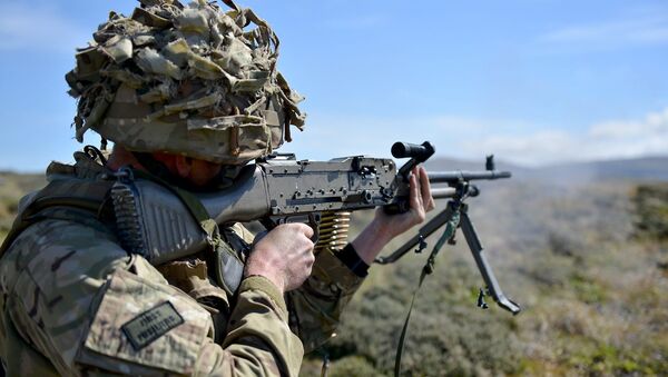 British soldier First Fusiliers holding a GPMG - Sputnik International