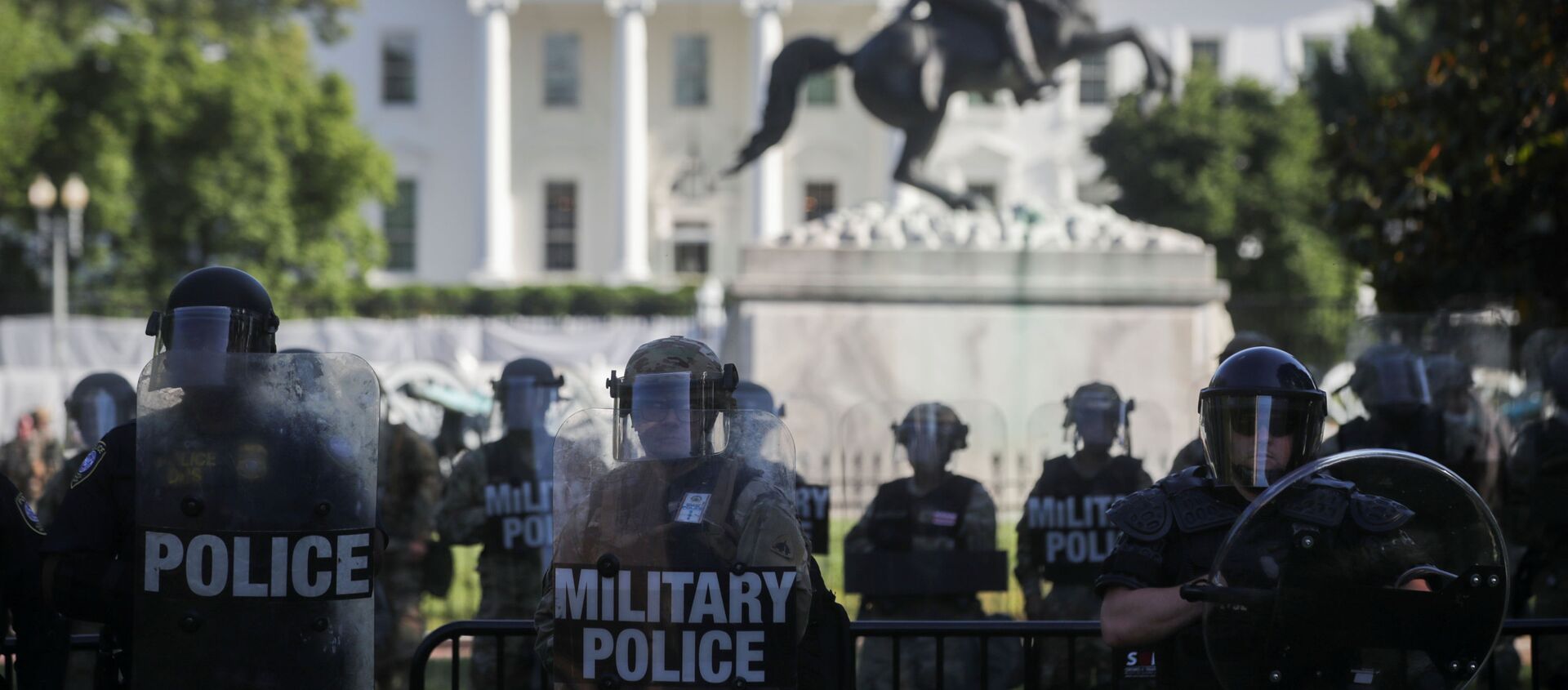 DC National Guard military police officers look on as demonstrators rally near the White House against the death in Minneapolis police custody of George Floyd, in Washington, D.C., U.S., June 1, 2020 - Sputnik International, 1920, 26.03.2021