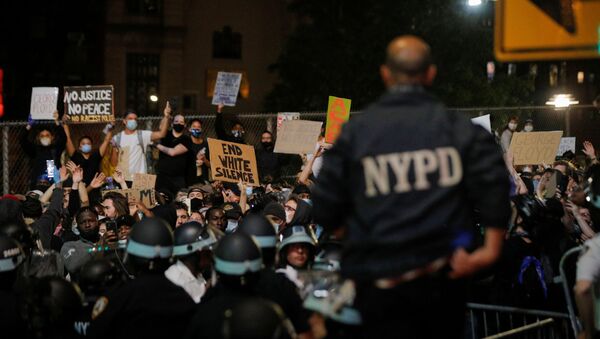NYPD officers face demonstrators after curfew during a protest against the death in Minneapolis police custody of George Floyd, in New York City, U.S., June 2, 2020. - Sputnik International