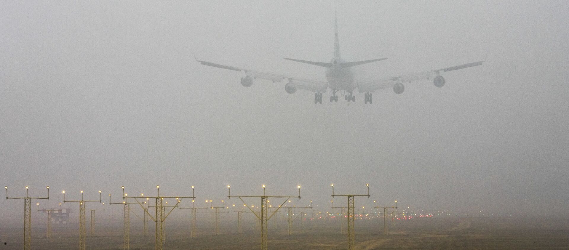 A plane lands at the Indira Gandhi International Airport through morning fog, in New Delhi, India - Sputnik International, 1920, 01.07.2020