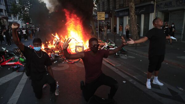 Protesters kneel and react by a burning barricade during a demonstration Tuesday, June 2, 2020 in Paris - Sputnik International