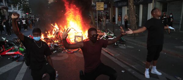 Protesters kneel and react by a burning barricade during a demonstration Tuesday, June 2, 2020 in Paris - Sputnik International
