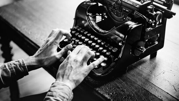 A journalist behind an old fashioned typewriter  - Sputnik International