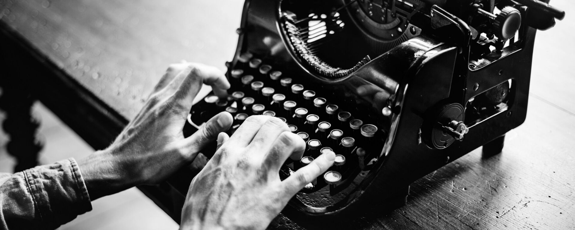 A journalist behind an old fashioned typewriter  - Sputnik International, 1920, 03.05.2021