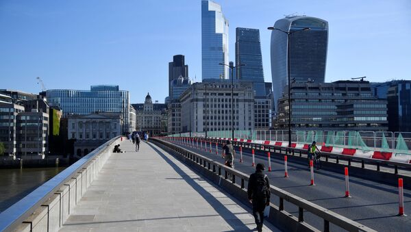 People cross London Bridge - Sputnik International