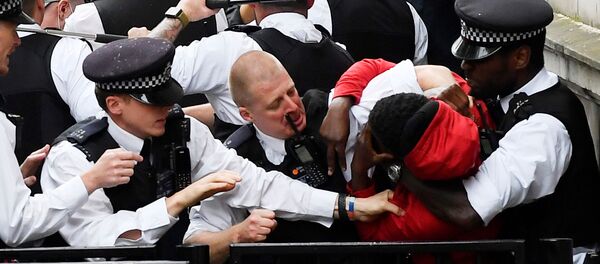 Protesters and police officers clash near Downing Street during a Black Lives Matter protest following the death of George Floyd who died in police custody in Minneapolis, London, Britain, June 3, 2020. REUTERS/Toby Melville - Sputnik International
