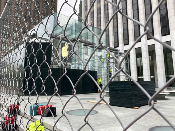 Photo: Looted iPhones Warn Criminals ‘Authorities Will Be Alerted’ to Their Location Photo: Looted iPhones Warn Criminals ‘Authorities Will Be Alerted’ to Their Location - Sputnik International