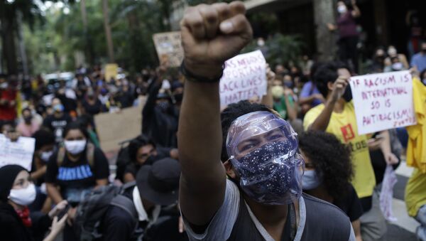People protest against crimes committed by the police against black people in the favelas, outside the Rio de Janeiro's state government, Brazil, Sunday, May 31, 2020 - Sputnik International
