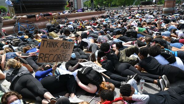 People lay down in protest for the death of George Floyd near the US Capitol on June 3, 2020, in Washington, DC. - Sputnik International