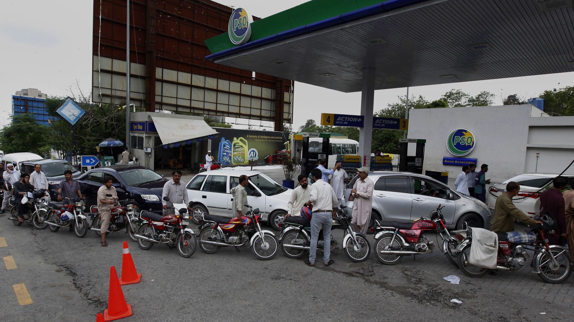 Motorcyclists and vehicles stand in long queue for fuel, which is short due to an oil tankers strike at a fuel station in Islamabad, Pakistan, Wednesday, July 26, 2017 - Sputnik International, 1920, 27.05.2022