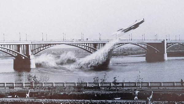 Photo collage illustrating the moment a Soviet Air Force pilot flew his MiG underneath a bridge in Siberia in 1965. - Sputnik International